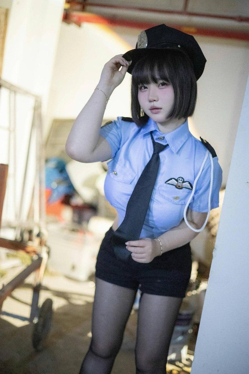 肉团娜子 - 黑丝女安保 第4张图片