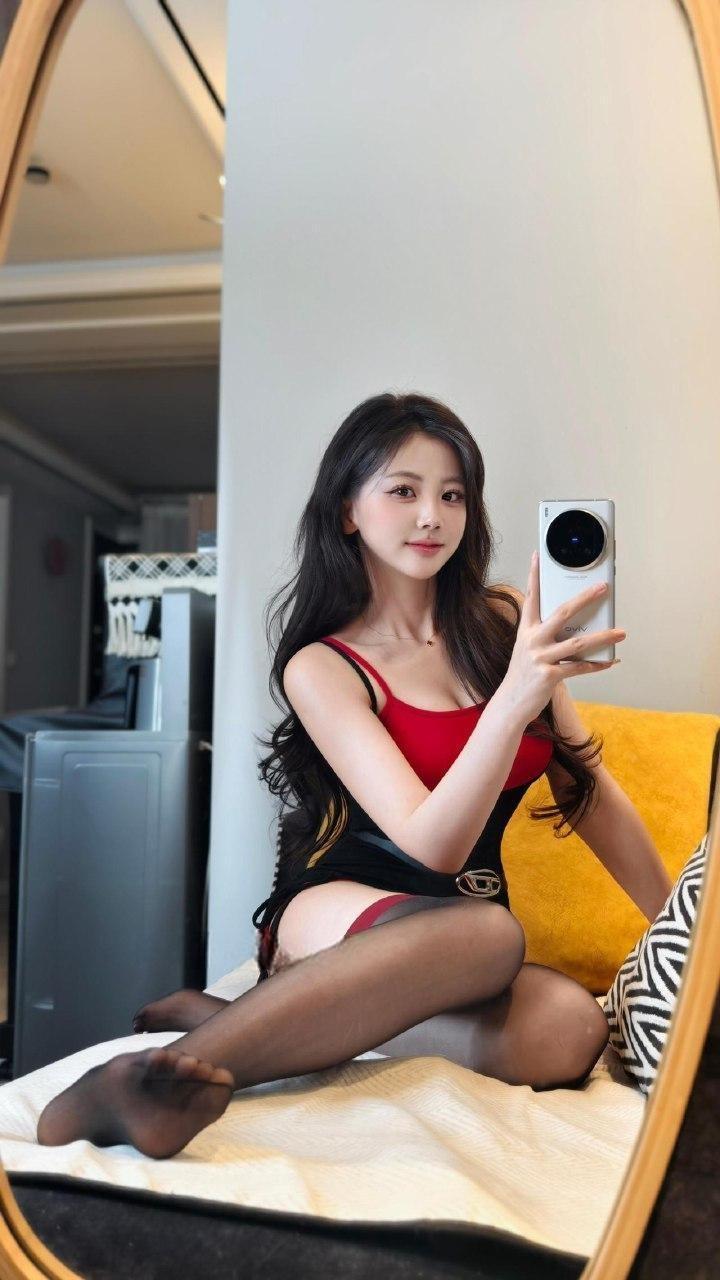 刘二萌 - 吊带黑丝女郎 第4张图片