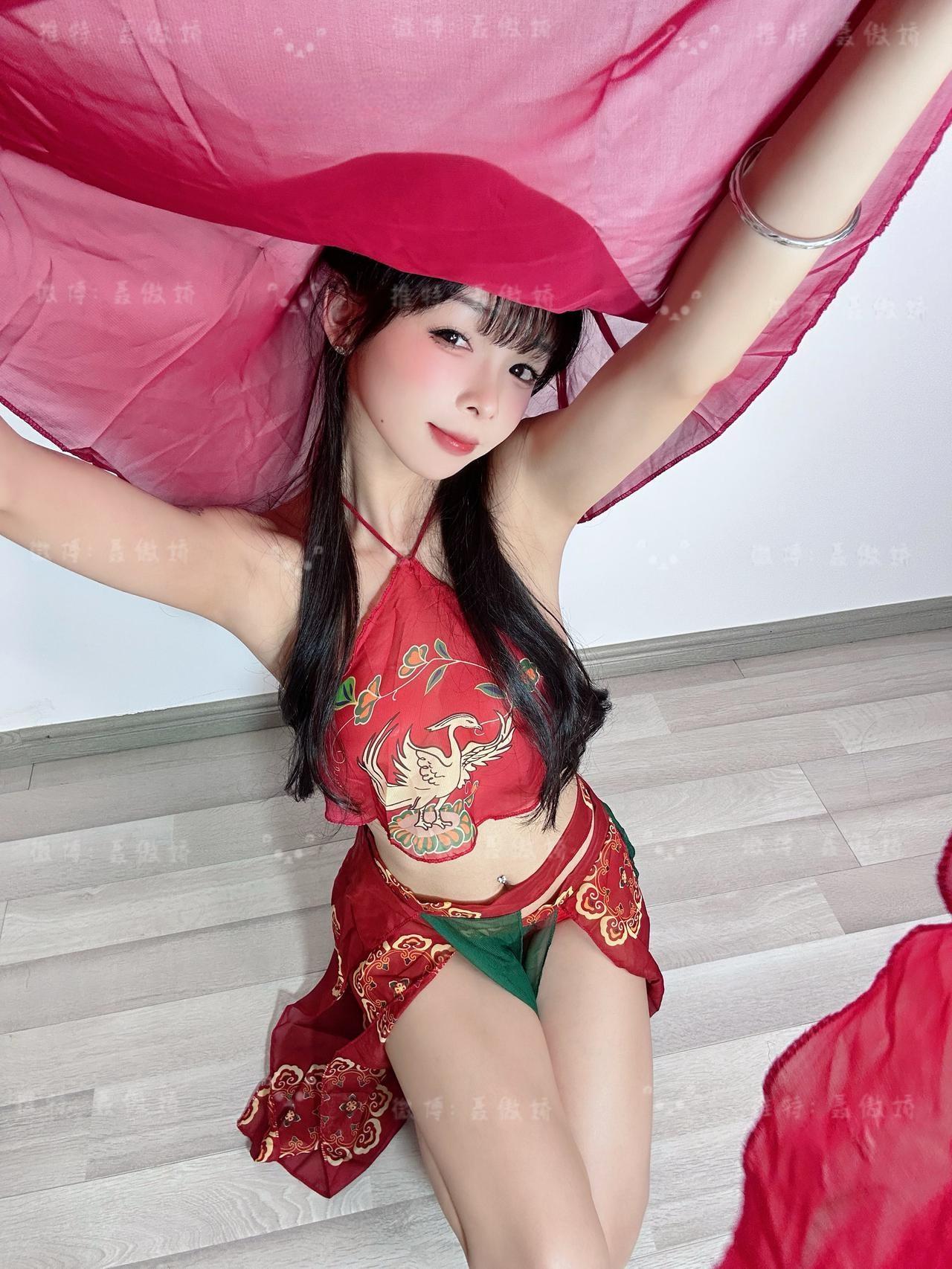 聂傲娇 - 红艳肚兜 第8张图片